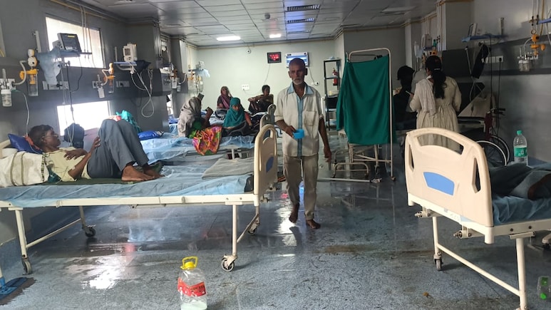 Exclusive News: बारिश में जिला अस्पताल के आईसीयू रूम की खुली पोल, छत टपकने से भीगते, परेशान होते रहे लोग