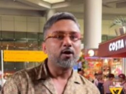 सोनाक्षी सिन्हा और जहीर इकबाल की शादी के लिए मुंबई पहुंचे यो यो हनी सिंह, बोले- बिना दारू पिए... सोनाक्षी सिन्हा और जहीर इकबाल की शादी के लिए मुंबई पहुंचे यो यो हनी सिंह, बोले- बिना दारू पिए...