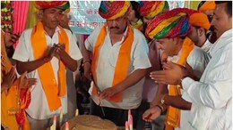 राजस्थान में भाजपा विधायक ने तलवार से केक काटकर मनाया अपना जन्मदिन, वायरल हो रही तस्वीर