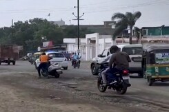 उज्जैन रोड पर गड्ढे ही गड्ढे जो दे रहे हादसे को न्योता