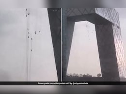 तूफान के दौरान बीजिंग टावर से लटकते दिखे लोग, वीडियो देख फटी रह जाएंगी आंखें तूफान के दौरान बीजिंग टावर से लटकते दिखे लोग, वीडियो देख फटी रह जाएंगी आंखें