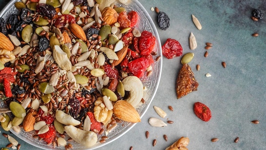 न्यूट्रिशनिस्ट ने बताया महिलाओं को ये 7 बीज जरूर शामिल करना चाहिए डाइट में,  30 के बाद सेहत रहेगी दुरुस्त | best 7 seeds for women health suggested by  nutritionist