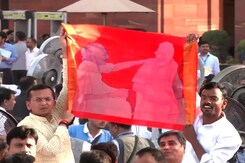 Cloth With PM Modi, Mother Heeraben's Pics Displayed At Oath Ceremony Cloth With PM Modi, Mother Heeraben's Pics Displayed At Oath Ceremony