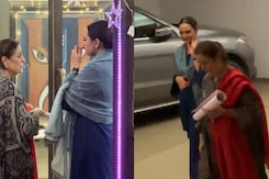 Sonakshi Sinha Wedding Preparation: होने वाली दुल्हन Sonakshi के घर पर पूजा, Shatrughan Sinha और परिवार एक साथ दिखे Sonakshi Sinha Wedding Preparation: होने वाली दुल्हन Sonakshi के घर पर पूजा, Shatrughan Sinha और परिवार एक साथ दिखे