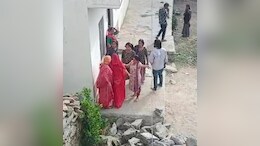 Watch: घर की दीवार की लड़ाई, बुजुर्ग दंपति से बदसलूकी का वीडियो हुआ वायरल