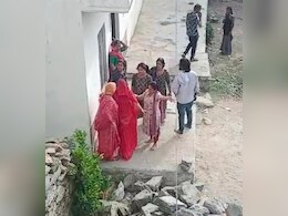 Watch: घर की दीवार की लड़ाई, बुजुर्ग दंपति से बदसलूकी का वीडियो हुआ वायरल