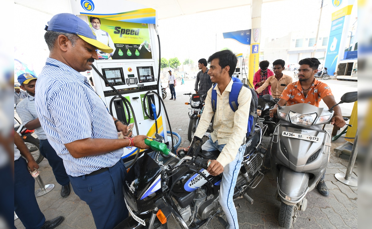 एक्साइज में कटौती के बाद भी तेल कंपनियों की मुश्किलें कम नहीं, 1 लीटर पेट्रोल-डीजल पर पड़ रहा इतना बोझ