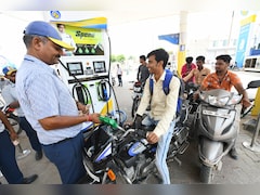 एक्साइज में कटौती के बाद भी तेल कंपनियों की मुश्किलें कम नहीं, 1 लीटर पेट्रोल-डीजल पर पड़ रहा इतना बोझ