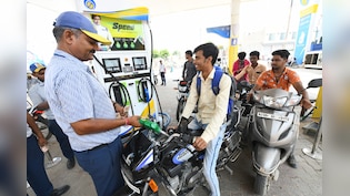 एक्साइज में कटौती के बाद भी तेल कंपनियों की मुश्किलें कम नहीं, 1 लीटर पेट्रोल-डीजल पर पड़ रहा इतना बोझ