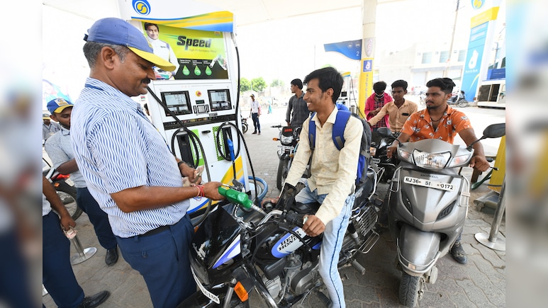 एक्साइज में कटौती के बाद भी तेल कंपनियों की मुश्किलें कम नहीं, 1 लीटर पेट्रोल-डीजल पर पड़ रहा इतना बोझ