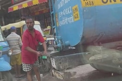 Delhi Water Crisis: राजधानी में कई जगह हो रही पानी के टैंकर की कालाबाजारी Delhi Water Crisis: राजधानी में कई जगह हो रही पानी के टैंकर की कालाबाजारी
