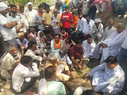 पति- पत्नी और दो बच्चों का एक ही चिता पर किया गया अंतिम संस्कार, जिसने भी देखा आंखों में भर आए आंसू