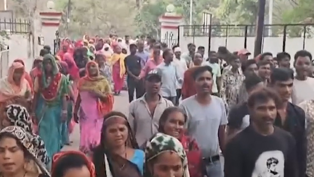 सफाई कर्मचारियों ने दी चेतावनी ठेके पर नहीं करना चाहते काम