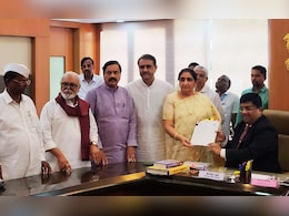 राज्यसभेसाठी सुनेत्रा पवार यांचा उमेदवारी अर्ज दाखल   राज्यसभेसाठी सुनेत्रा पवार यांचा उमेदवारी अर्ज दाखल