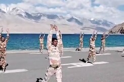 देश के जवानों ने किया योगा जुनून और समर्पण का संदेश देश के जवानों ने किया योगा जुनून और समर्पण का संदेश