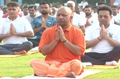International Yoga Day: Yogi Adityanath Performs Yoga in Lucknow International Yoga Day: Yogi Adityanath Performs Yoga in Lucknow
