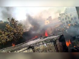 चांदनी चौक इलाके में लगी आग कई दुकानों में फैली, दमकल की 40 गाड़ियां घटनास्थल पर भेजी गईं चांदनी चौक इलाके में लगी आग कई दुकानों में फैली, दमकल की 40 गाड़ियां घटनास्थल पर भेजी गईं