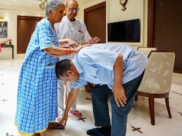 माता-पिता और बजरंग बली का आशीर्वाद लेकर आत्मसमर्पण करने तिहाड़ पहुंचे केजरीवाल, बोले- "21 दिनों में एक मिनट भी..." माता-पिता और बजरंग बली का आशीर्वाद लेकर आत्मसमर्पण करने तिहाड़ पहुंचे केजरीवाल, बोले- "21 दिनों में एक मिनट भी..."