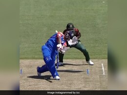 VIDEO: ऋषभ पंत ने पैर मोड़ा और एक हाथ से गेंद को पहुंचा दिया स्टेडियम के बाहर