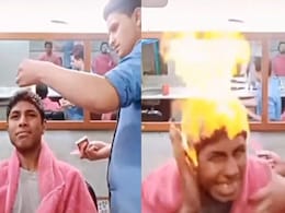 हीरो हेयर कट के चक्कर में बालों में लगवा ली आग, डर से उछल-कूद करता दिखा कस्टमर, लोग बोले- घोस्ट राइडर बना दिया हीरो हेयर कट के चक्कर में बालों में लगवा ली आग, डर से उछल-कूद करता दिखा कस्टमर, लोग बोले- घोस्ट राइडर बना दिया