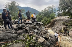 Sikkim: भारी बारिश और लैंडस्लाइड में फंसे सैलानियों को निकालने का काम जारी Sikkim: भारी बारिश और लैंडस्लाइड में फंसे सैलानियों को निकालने का काम जारी