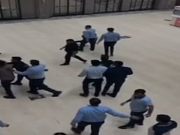 नोएडा के गार्डन गैलेरिया मॉल में युवक के साथ दबंगो ने की मारपीट, वायरल हुआ VIDEO; जांच में जुटी पुलिस नोएडा के गार्डन गैलेरिया मॉल में युवक के साथ दबंगो ने की मारपीट, वायरल हुआ VIDEO; जांच में जुटी पुलिस