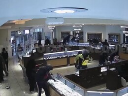 Video: 20 Robbers vs 1 Guard. Indian Jeweller In US Emptied Within Minutes Video: 20 Robbers vs 1 Guard. Indian Jeweller In US Emptied Within Minutes
