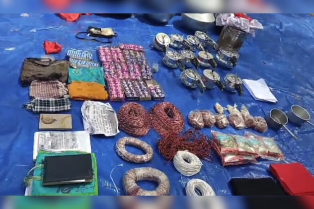भारी मात्रा में अन्य नक्सली दैनिक सामग्री सुरक्षा बल के जवानों ने बरामद की है. भारी मात्रा में अन्य नक्सली दैनिक सामग्री सुरक्षा बल के जवानों ने बरामद की है.