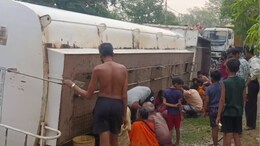 सक्ति में तेल से भरा टैंकर पलटा, लूटने के लिए टूट पड़े लोग... कवर्धा में अनियंत्रित होकर पलटी मिनी पिकअप, 6 लोग घायल