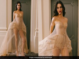 At Vogue World Paris Event, Kendall Jenner's Neutral Corset Dress And Burgundy Lip Moment Is Bound To Be Remembered At Vogue World Paris Event, Kendall Jenner's Neutral Corset Dress And Burgundy Lip Moment Is Bound To Be Remembered