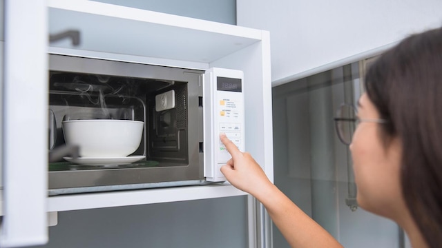 Nutritionist ensures there is very little difference in the vitamin content of the food when microwaved