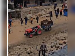 केदारनाथ में जब फुल स्पीड से नीचे की ओर भागने लगा बिन ड्राइवर का ट्रैक्टर, यात्रियों ने ऐसे बचाई जान केदारनाथ में जब फुल स्पीड से नीचे की ओर भागने लगा बिन ड्राइवर का ट्रैक्टर, यात्रियों ने ऐसे बचाई जान