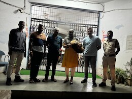 MP News: आरोपियों को पकड़ने के लिए TI ने साफ किया गन्ने का कचरा, तो पुलिसकर्मियों ने ढाबे पर धोए बर्तन MP News: आरोपियों को पकड़ने के लिए TI ने साफ किया गन्ने का कचरा, तो पुलिसकर्मियों ने ढाबे पर धोए बर्तन