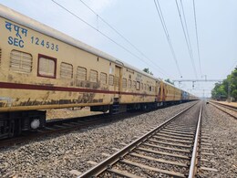 Indian Railways: ट्रेन के कोच में धूल, डस्ट और जंग... अनदेखी के चलते कबाड़ हो रहा स्टेशन यार्ड में लगे ये 5 ट्रेन