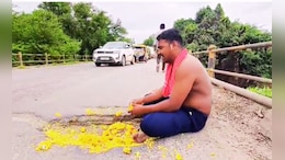 ओम खड्डे देवाय नम:, खड्डा मोठा पडू दे नम: ;&nbsp;पंढरपुरात तरुणाने खड्ड्यांसमोर मांडली पूजा, Video व्हायरल