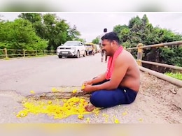 ओम खड्डे देवाय नम:, खड्डा मोठा पडू दे नम: ; पंढरपुरात तरुणाने खड्ड्यांसमोर मांडली पूजा, Video व्हायरल