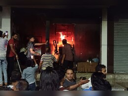 शोरूम में लगी आग, एक घंटे देरी से आई फायर ब्रिगेड की गाड़ी; नगर परिषद के पास 2 फायर ब्रिगेड, एक खराब