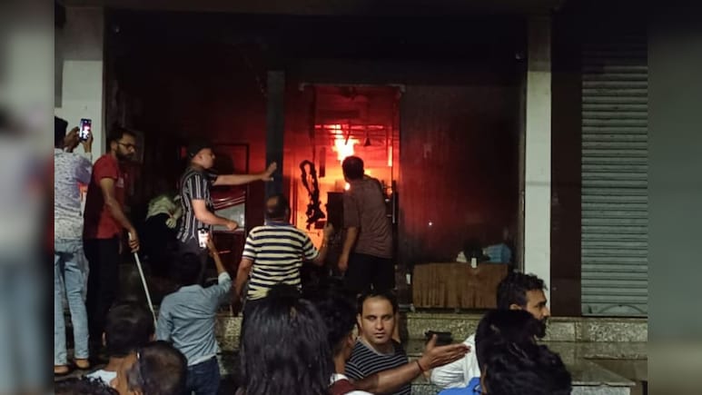 शोरूम में लगी आग, एक घंटे देरी से आई फायर ब्रिगेड की गाड़ी; नगर परिषद के पास 2 फायर ब्रिगेड, एक खराब