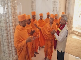 जयशंकर ने आबू धाबी के मंदिर में की पूजा-अर्चना, बोले- ये भारत-UAE दोस्ती का एक जीवंत प्रतीक जयशंकर ने आबू धाबी के मंदिर में की पूजा-अर्चना, बोले- ये भारत-UAE दोस्ती का एक जीवंत प्रतीक