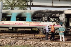 Fire Breaks Out In 3 Coaches Of Taj Express In Delhi Fire Breaks Out In 3 Coaches Of Taj Express In Delhi