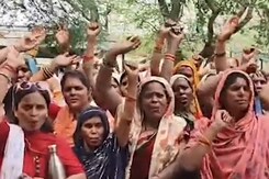 छतरपुर में मांगों को लेकर आंगनबाड़ी कार्यकर्ताओं का हल्लाबोल !