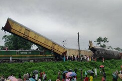 पश्चिम बंगाल: दार्जिलिंग में मालगाड़ी की एक्सप्रेस ट्रेन से जोरदार टक्कर पश्चिम बंगाल: दार्जिलिंग में मालगाड़ी की एक्सप्रेस ट्रेन से जोरदार टक्कर