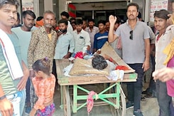 कटनी: स्ट्रेचर के लिए तरस रहे मरीज, ठेले पर आए अस्पताल कटनी: स्ट्रेचर के लिए तरस रहे मरीज, ठेले पर आए अस्पताल