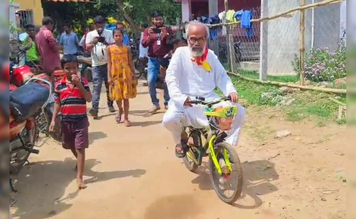 बच्चे की साइकिल से वोट डालने पहुंचे मंत्री प्रताप सारंगी. बच्चे की साइकिल से वोट डालने पहुंचे मंत्री प्रताप सारंगी.