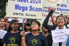 NEET Paper Leak Case: Latur Police की रडार पर शिक्षक, परीक्षा केंद्र में गड़बड़ी का शक NEET Paper Leak Case: Latur Police की रडार पर शिक्षक, परीक्षा केंद्र में गड़बड़ी का शक