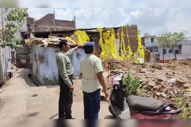 मौका मुआयना करते हुए नगरपालिका की टीम. मौका मुआयना करते हुए नगरपालिका की टीम.