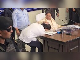 मायावती ने भतीजे आकाश के सिर पर हाथ रखा, पीठ थपथपाई, क्या हैं इसके सियासी मायने मायावती ने भतीजे आकाश के सिर पर हाथ रखा, पीठ थपथपाई, क्या हैं इसके सियासी मायने