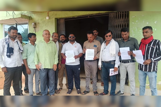 हाथ में ज्ञापन की प्रतियां लिए हुए ग्रामीण एक समूह चित्र में. हाथ में ज्ञापन की प्रतियां लिए हुए ग्रामीण एक समूह चित्र में.