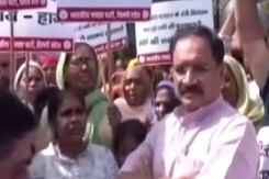 Delhi: पानी की किल्लत पर बीजेपी का प्रदर्शन, Atishi पर भड़के Ramesh Bidhuri Delhi: पानी की किल्लत पर बीजेपी का प्रदर्शन, Atishi पर भड़के Ramesh Bidhuri