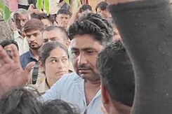 Agra: 2 सगे भाइयों ने की खुदकुशी, Hathras Police पर लगे संगीन आरोप Agra: 2 सगे भाइयों ने की खुदकुशी, Hathras Police पर लगे संगीन आरोप
